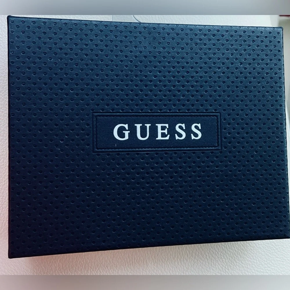 NWT! Guess men’s wallet in rich dark brown